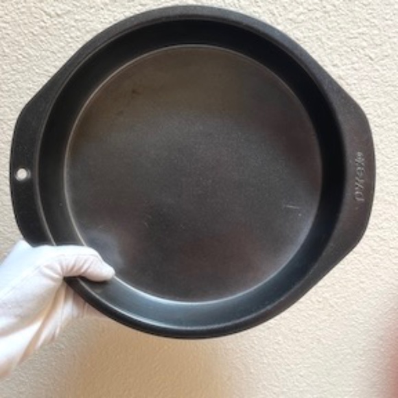 Pyrex Cake Tin Round. makes 9" inch Diameter cake. two handles. metal. coated. - Picture 3 of 4